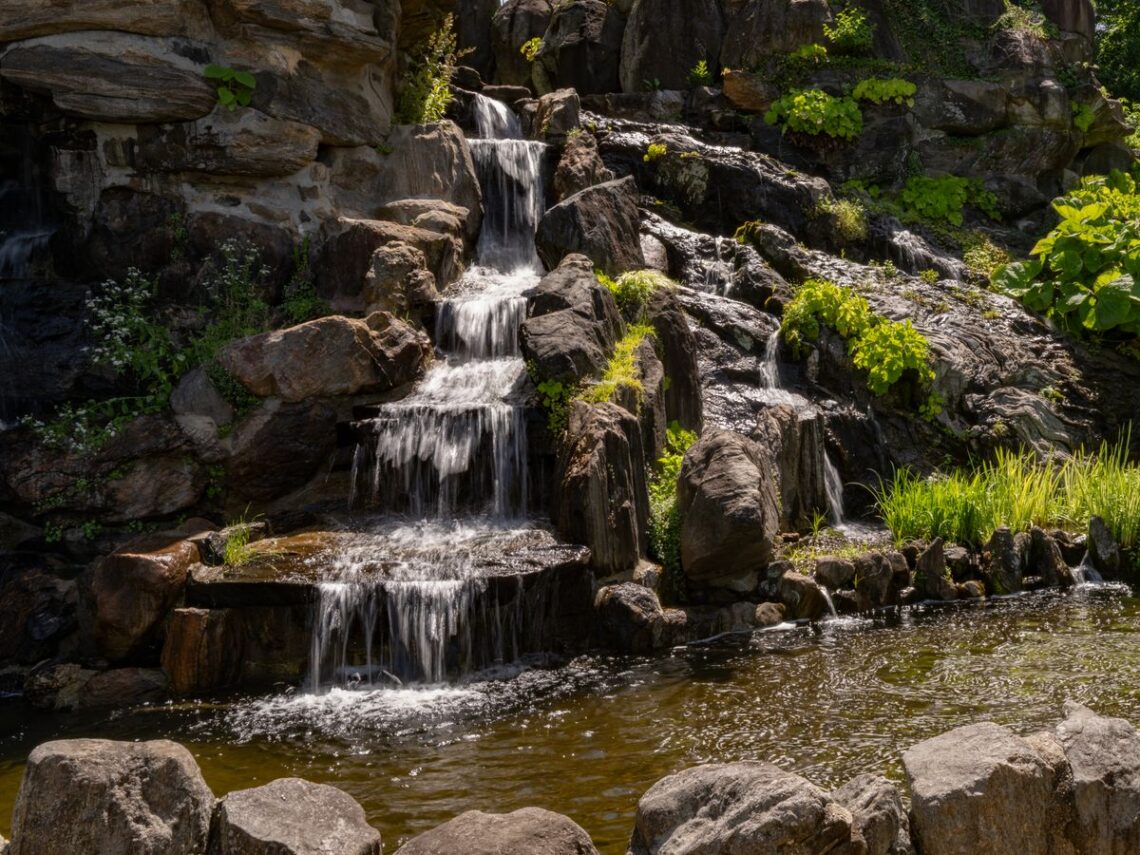 Cascata nel parco Greenacre Park a Midtown Manhattan