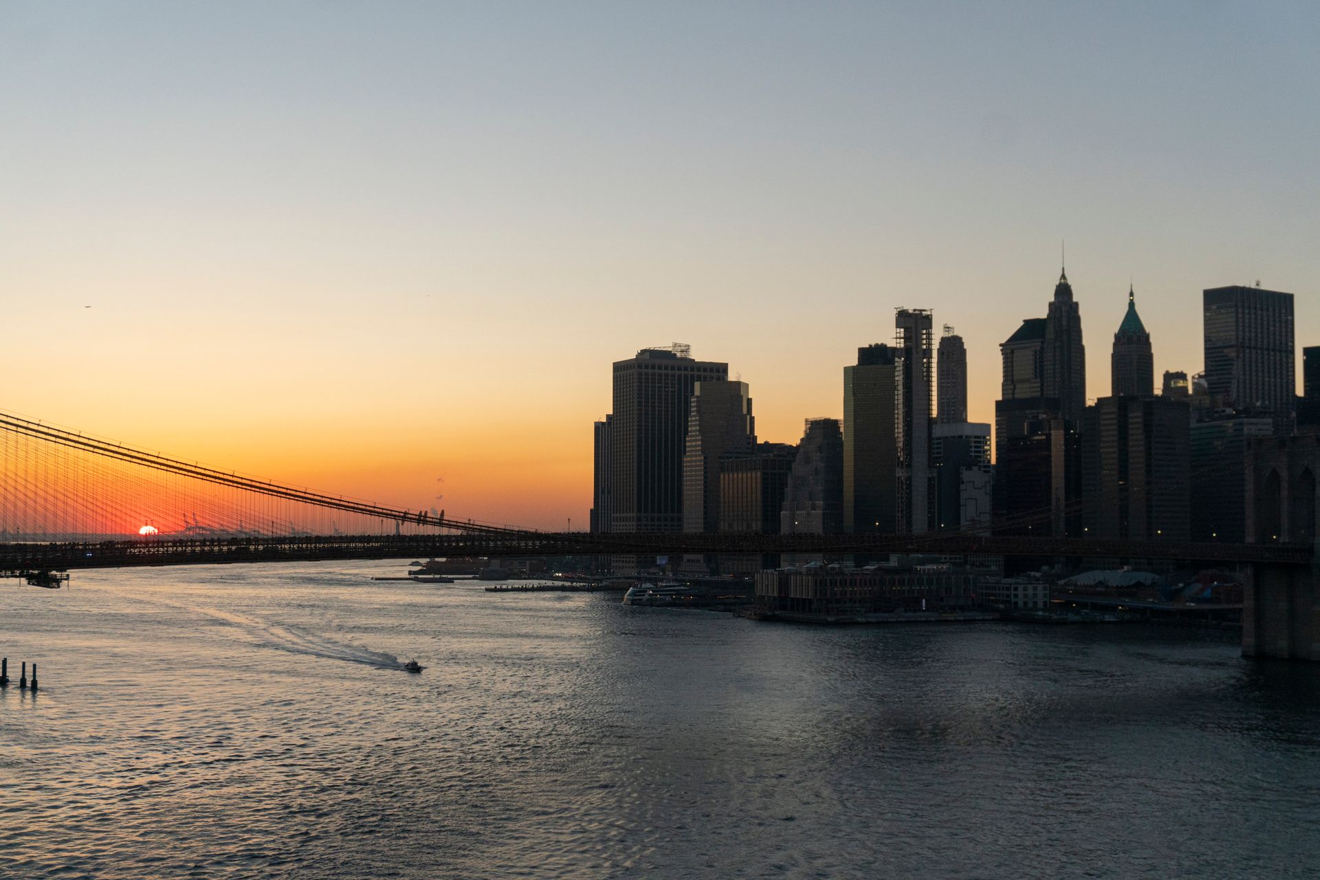 Brooklyn Bridge e skyline di Manhattan al tramonto