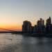 Brooklyn Bridge e skyline di Manhattan al tramonto