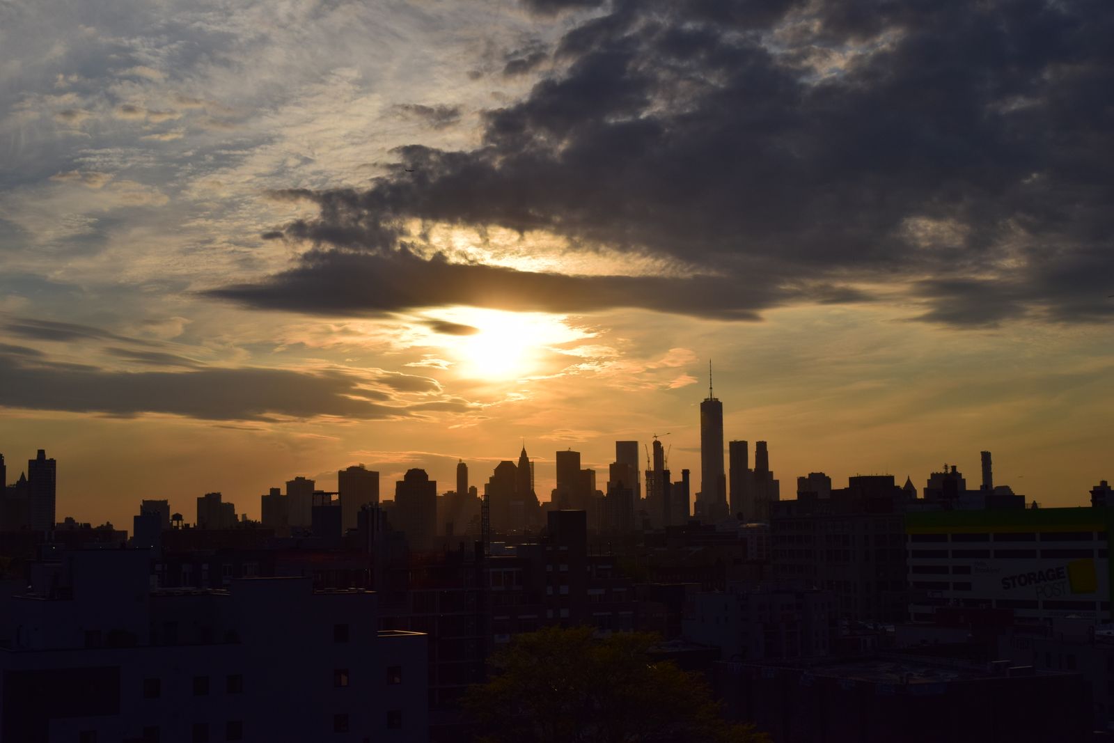 Silhouette dello skyline di New York al tramonto