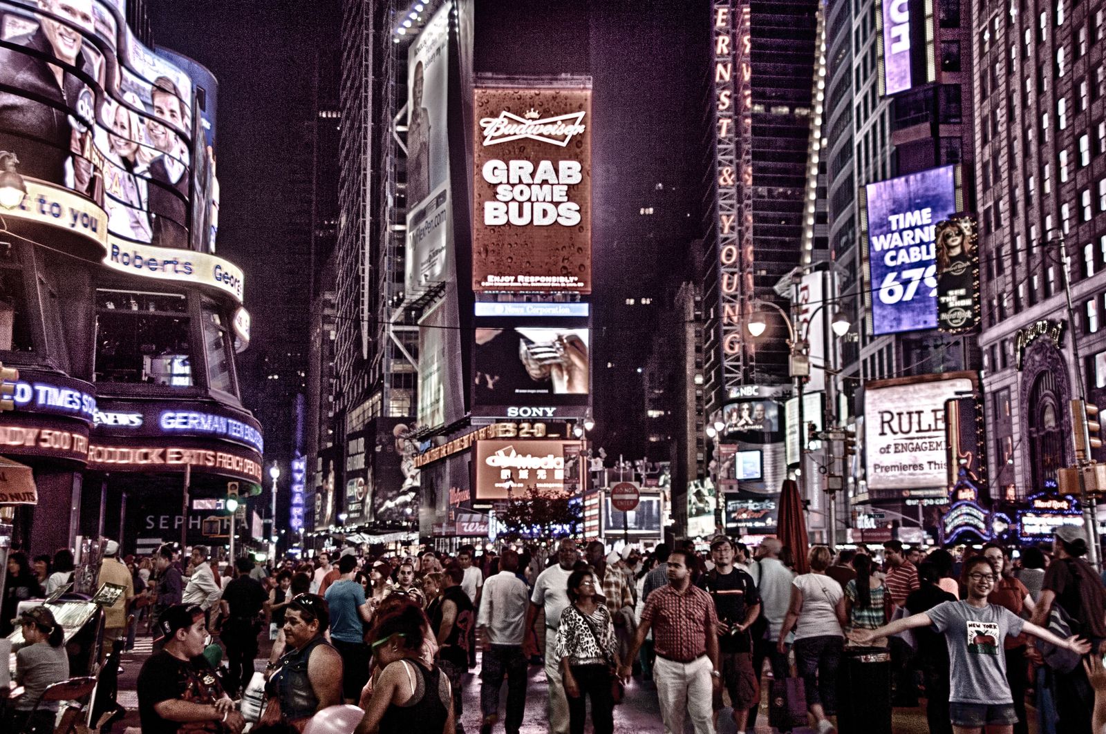 Times Square di notte, luci e folla a New York. Foto: Robert Aakerman (Pexels)