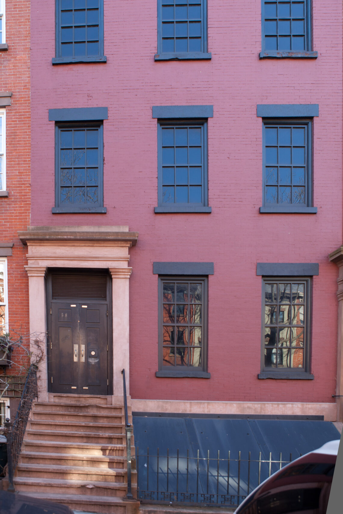 La facciata in mattoni scuri di 58 Joralemon Street a Brooklyn Heights, con finestre nere dipinte e ingresso che sembra una casa ma nasconde una ventola della metropolitana