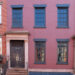 La facciata in mattoni scuri di 58 Joralemon Street a Brooklyn Heights, con finestre nere dipinte e ingresso che sembra una casa ma nasconde una ventola della metropolitana