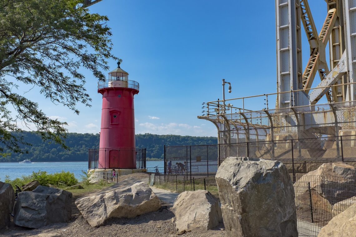 Il piccolo faro rosso (Little Red Lighthouse) ai piedi del George Washington Bridge, sull'Hudson, a New York