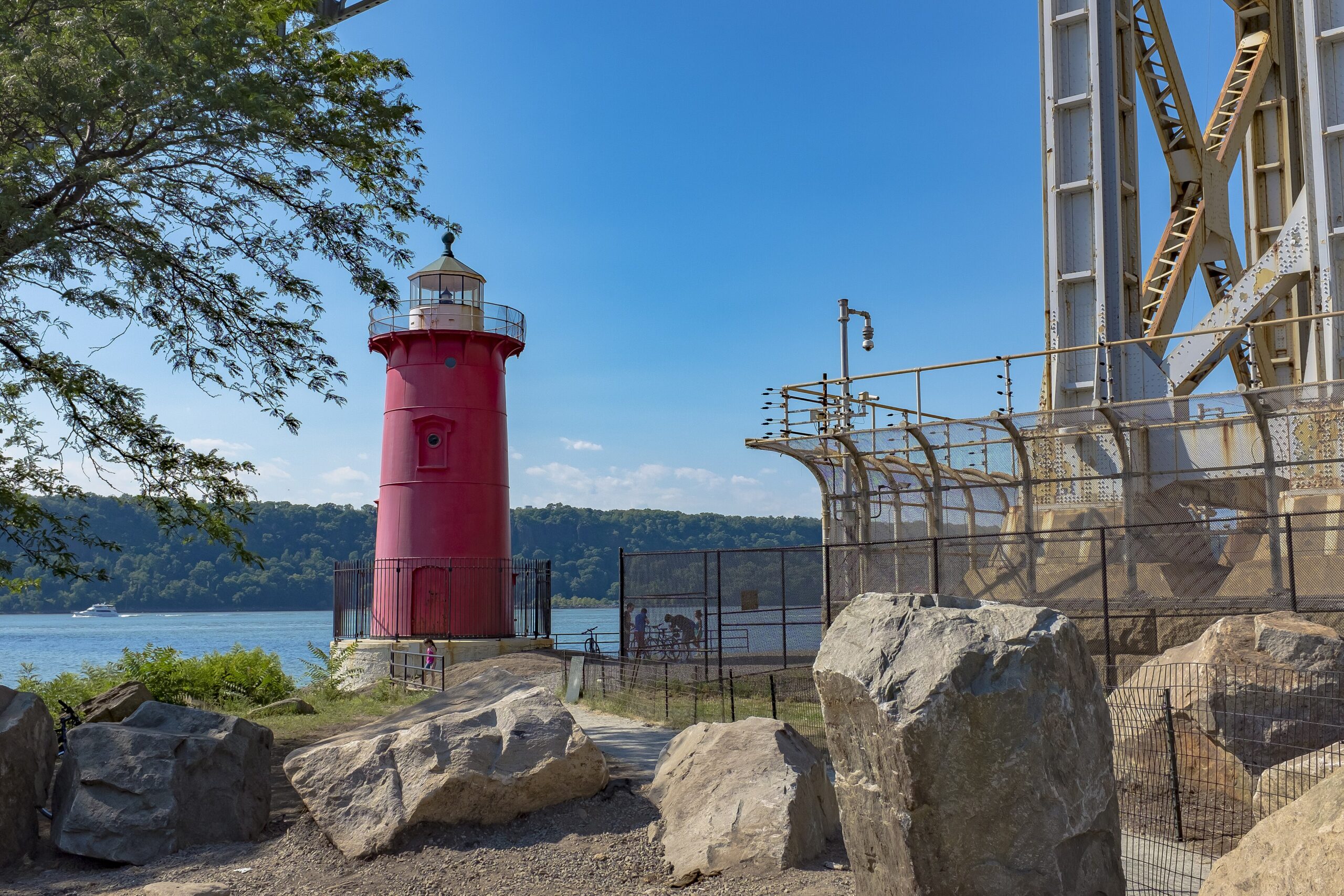 Il piccolo faro rosso (Little Red Lighthouse) ai piedi del George Washington Bridge, sull'Hudson, a New York