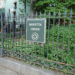Un piccolo parco recintato con aiuole verdi e alberi, il Minetta Green, in una stradina del Greenwich Village a New York