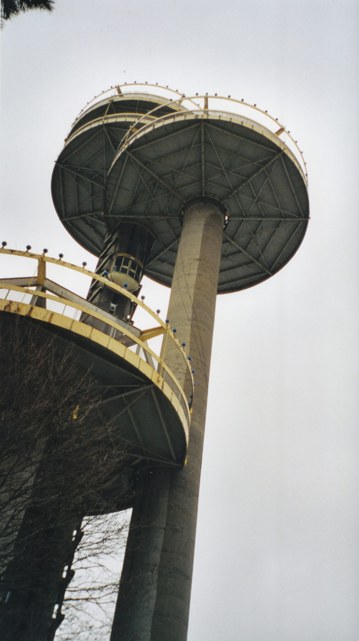 Il New York State Pavilion, la struttura ellittica con i tre osservatori in cima, nel parco di Flushing Meadows a New York