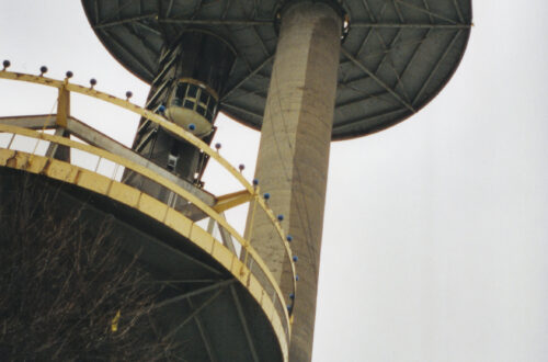Il New York State Pavilion, la struttura ellittica con i tre osservatori in cima, nel parco di Flushing Meadows a New York