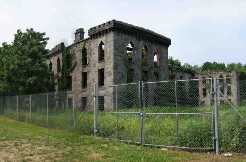 Le rovine in pietra grigia del Renwick Smallpox Hospital, con le finestre gotiche vuote, sulla punta sud di Roosevelt Island a New York