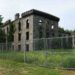Le rovine in pietra grigia del Renwick Smallpox Hospital, con le finestre gotiche vuote, sulla punta sud di Roosevelt Island a New York