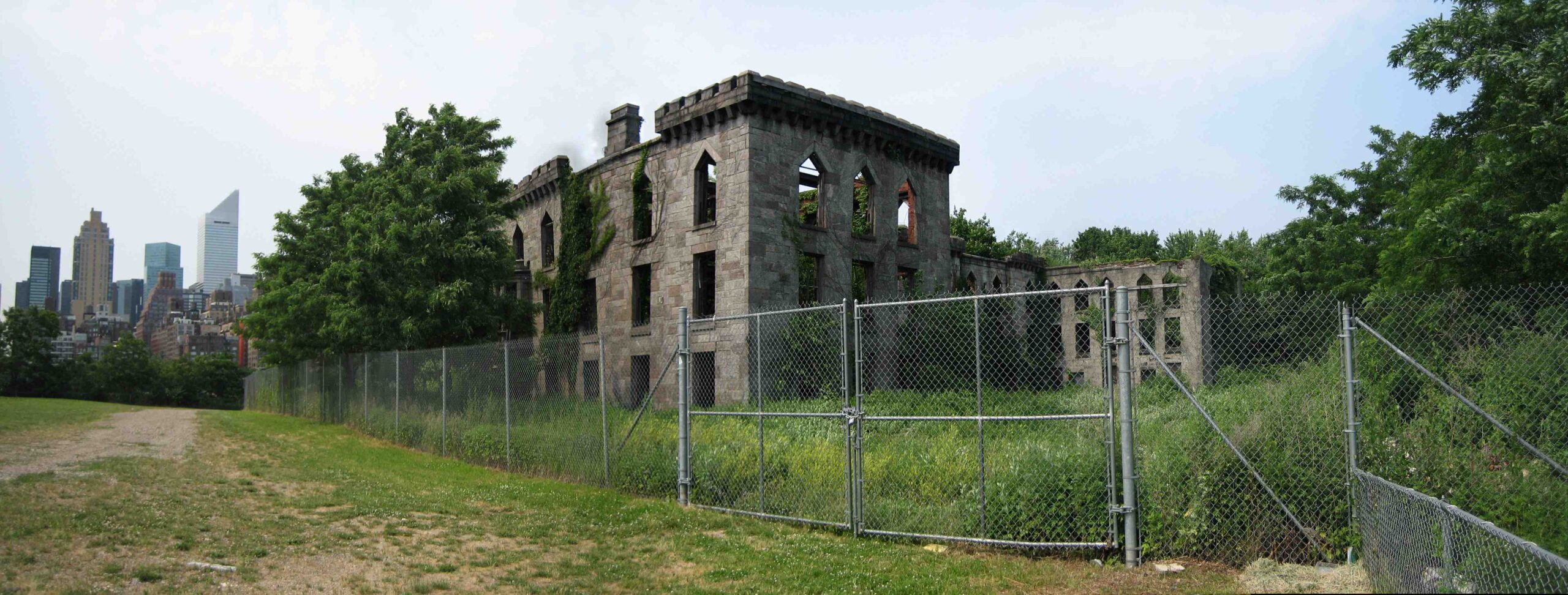 Le rovine in pietra grigia del Renwick Smallpox Hospital, con le finestre gotiche vuote, sulla punta sud di Roosevelt Island a New York