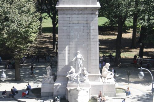 Il monumento alla USS Maine con la statua dorata di Columbia Triumphant in cima, a Columbus Circle, New York