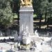 Il monumento alla USS Maine con la statua dorata di Columbia Triumphant in cima, a Columbus Circle, New York
