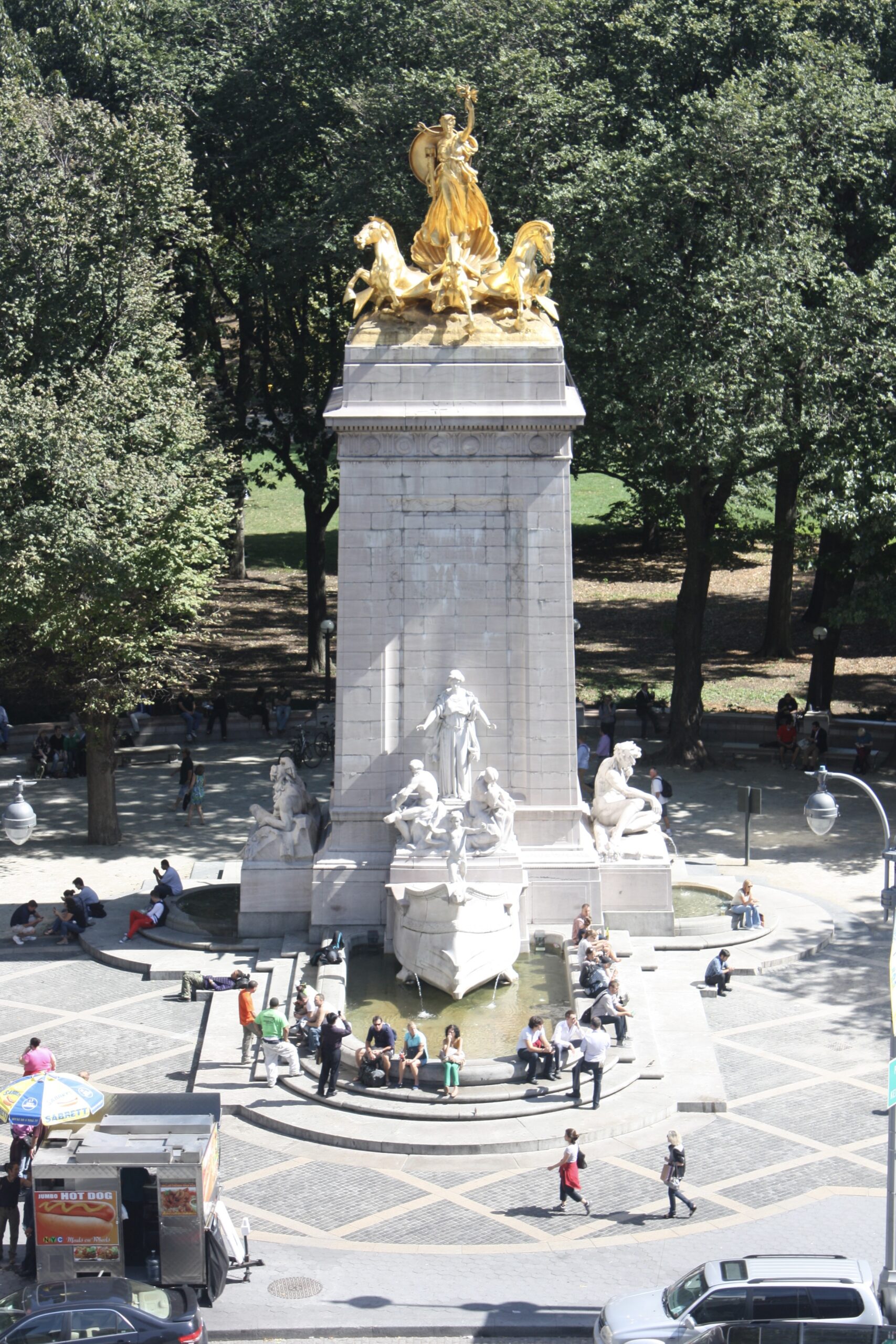 Il monumento alla USS Maine con la statua dorata di Columbia Triumphant in cima, a Columbus Circle, New York